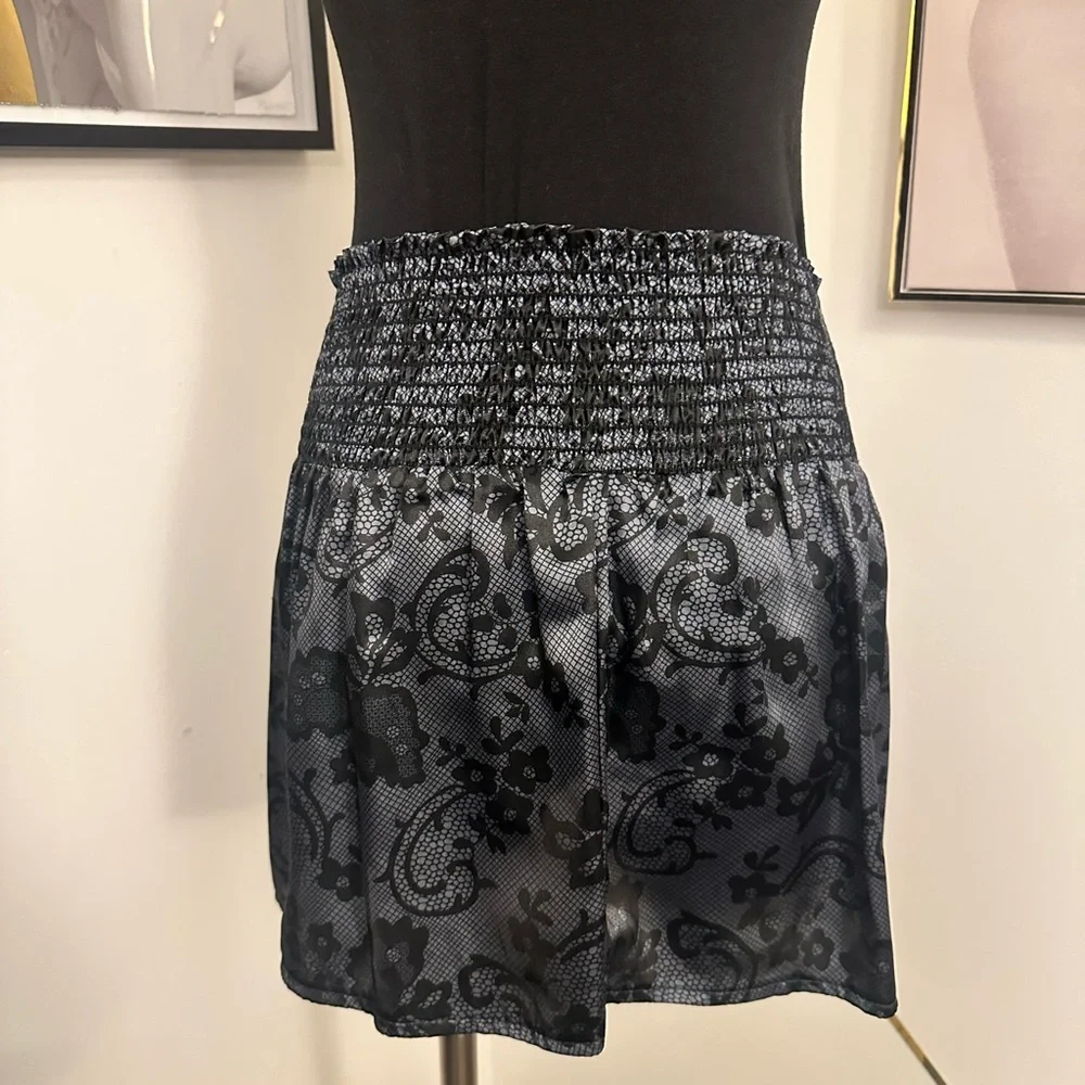 Valia Black lace print Mini Skater Skirt - size medium - Picture 3 of 4